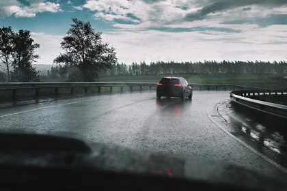 Hướng dẫn đi xe ngày mưa đúng cách nhất dành cho bạn