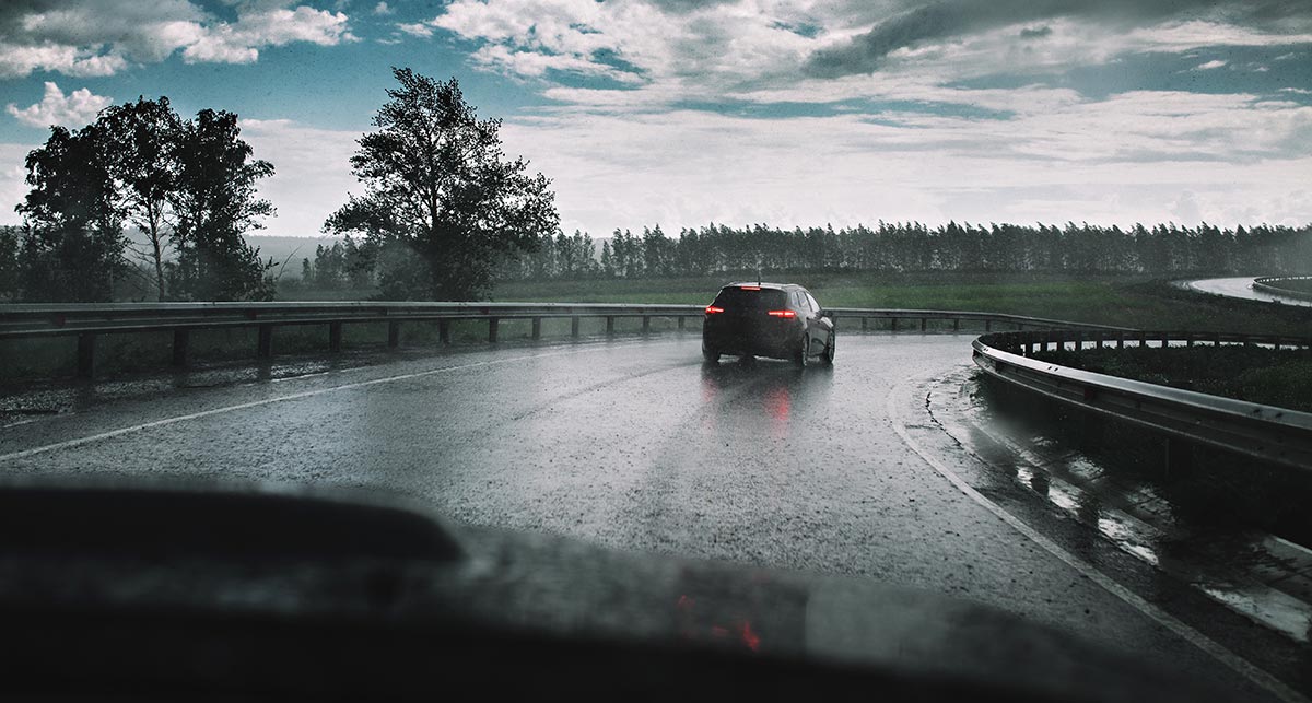 Hướng dẫn đi xe ngày mưa đúng cách nhất dành cho bạn